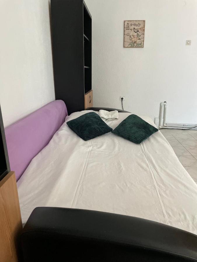 Apartament Garsoniera La Curte Paula Konstanca Zewnętrze zdjęcie